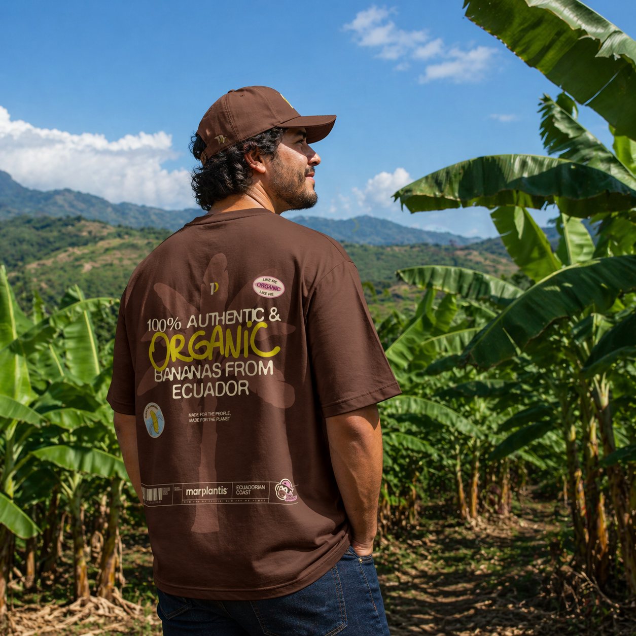 Miembro del equipo Marplantis de espaldas en la plantación, con la camiseta de la marca